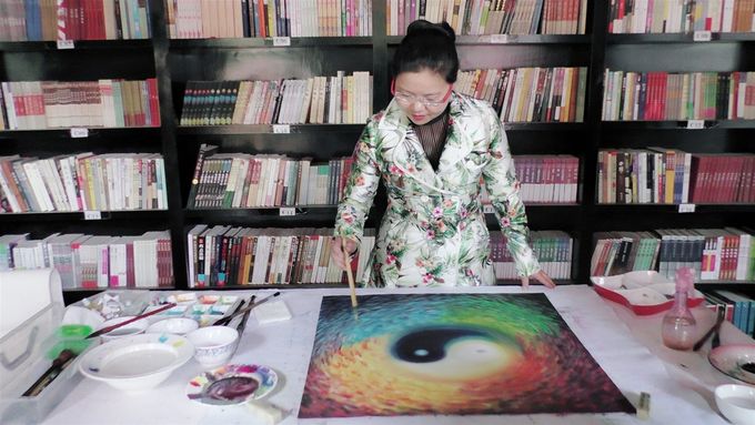 Pu Wei was drawing the first “Color of Surupa Taiji Diagram” in Kunming Chenggong Confucius temple, April 21, 2015.